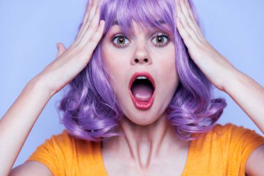 Lüks ve mutlu model mor saçlar izole edilmiş arka plan