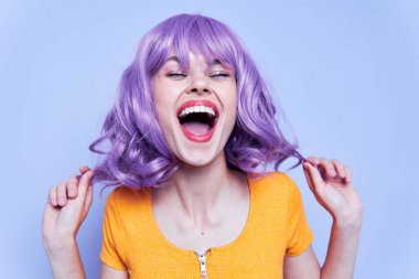 Lüks ve mutlu model akşam makyajı mavi arka plan