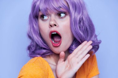 Lüks ve mutlu model kahverengi gözler mavi arka plan