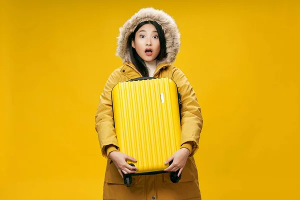 겨울 옷을 입고 여행하는 노란 가방을 가진 여자 — 스톡 사진