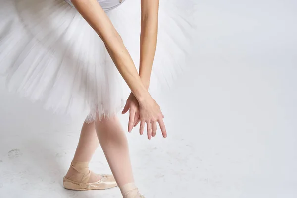 Ballerina vit tutu dansövning prestanda ljus bakgrund — Stockfoto