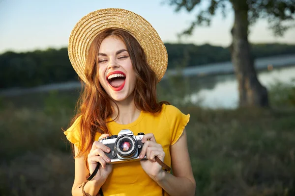 Emosional wanita fotografer dengan mulut terbuka mengenakan topi merah bibir kamera alam — Stok Foto