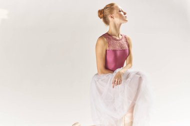 Sivri uçlu ayakkabılı ve etekli kadın balerin, bacak dansı modeli pozu veriyor.