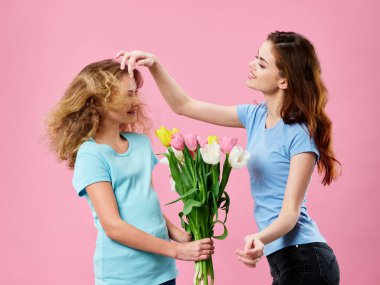 Anne ve kızı bayram hediyesi olarak bir buket çiçek almış. 