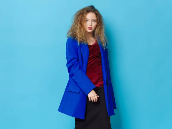 头发卷曲，蓝色外套，时尚优雅的女孩 — 图库照片