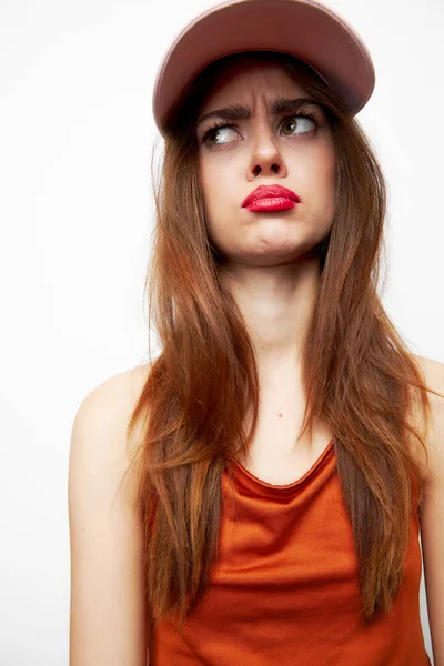 Bella donna in un berretto Guarda il lato del triste aspetto del modello sexy — Foto Stock