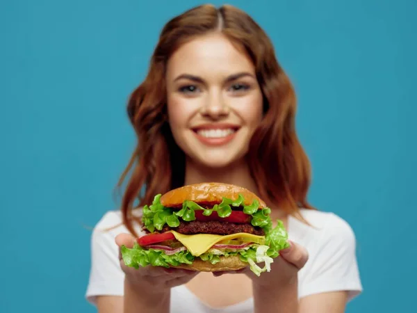 Vrouw met hamburger close-up fast food dieet voedsel glimlach — Stockfoto