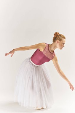 Kadın balerin dans gösterisi yaptı.