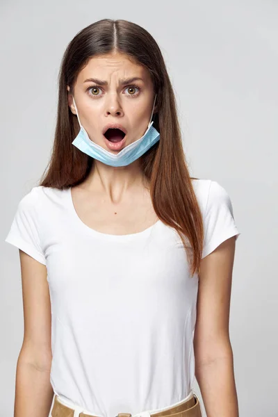 Mujer sorprendida máscara médica boca abierta camiseta blanca — Foto de Stock