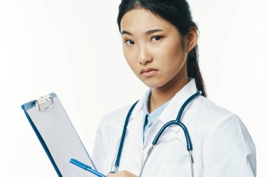 Kadın doktor, beyaz önlüklü, steteskop uzmanı. 