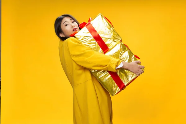 手の休日の贈り物を持つ女性クリスマスの新年 — ストック写真