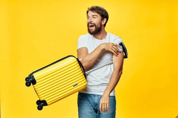 Barbudo hombre amarillo maleta viaje vacaciones divertido destino amarillo fondo —  Fotos de Stock