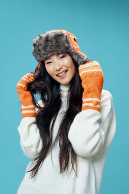  Sıcak şapkalı ve eldivenli kadın izole bir arka planda kışa hazırlanıyor.