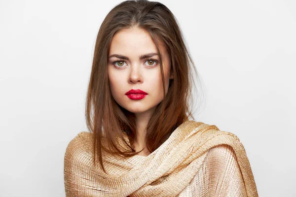 En flicka i gyllene halsduk På axlarna ser fram emot charm med kosmetika i ansiktet — Stockfoto
