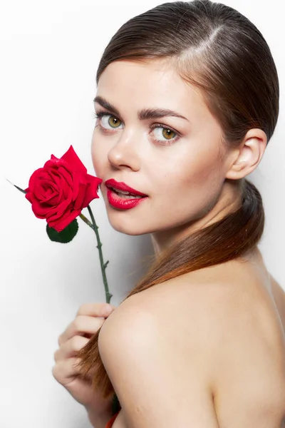 Dáma s růží Těšte se na holá ramena rudé rty — Stock fotografie