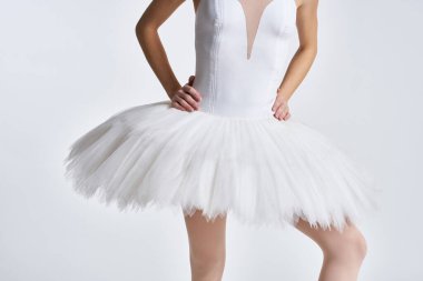 Balerin beyaz tutu dans performans ışığı arka planı