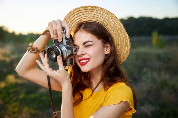 Wanita dengan bibir merah melihat ke dalam lensa kamera Gaya hidup perjalanan udara segar — Stok Foto
