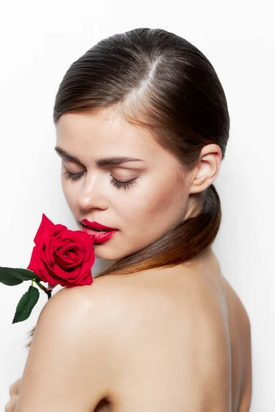Žena s růží Zavřené oči květiny v blízkosti rtů make-up — Stock fotografie