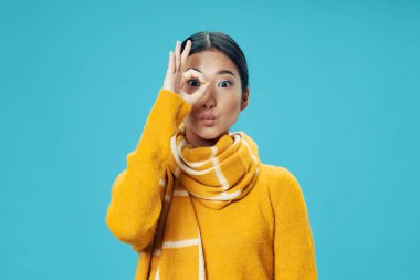 İki parmağını gözünün önünde tutan kadın dürbün modeli izole edilmiş arka plan. 