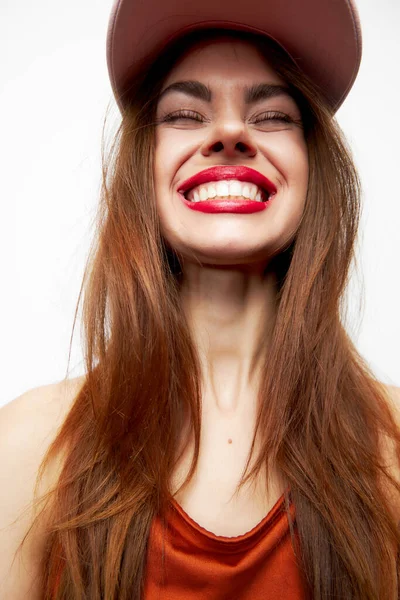 Porträtt av en kvinna i mössa Le känslomässig glädje slutna ögon röda läppar — Stockfoto