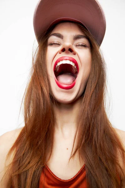 Känslomässig kvinna i mössa Blunda, munnen vidöppen — Stockfoto