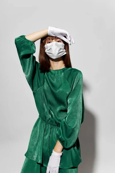 Moda femenina coronavirus, modelo posando con guantes y máscara médica protectora — Foto de Stock