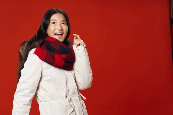 Frau in weißer Winterjacke Schal cool Studio Rot isoliert Hintergrund — Stockfoto