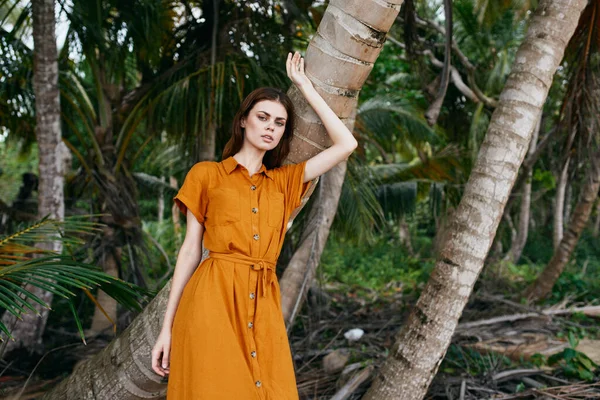 Mulher caminhante segurando mão na palmeira ilha selva viagens — Fotografia de Stock