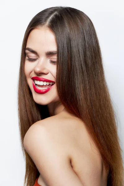 Γυναίκα με μακρύ χτένισμα Όμορφο χαμόγελο με λευκά δόντια φωτεινό μακιγιάζ — Φωτογραφία Αρχείου