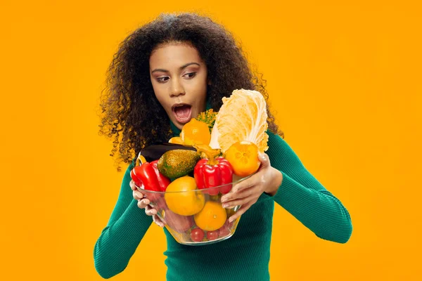 妇女一杯蔬果健康食品素食有机食品 — 图库照片