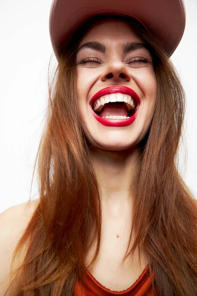 Porträtt av en kvinna i mössa Glädje känslor leende roligt attraktivt utseende — Stockfoto