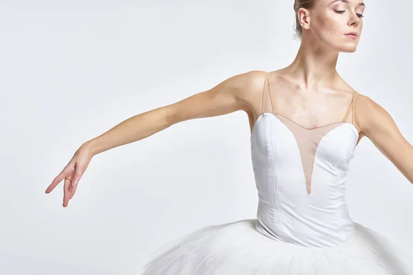 Bailarina en un baile de tutú blanco realizado sobre un fondo claro —  Fotos de Stock