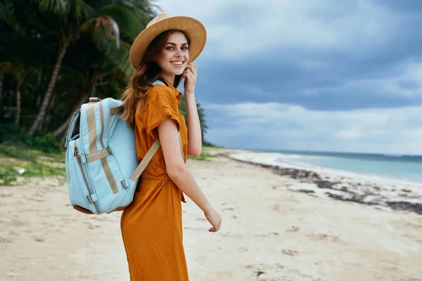 Viajante com uma mochila na natureza voltou-se para a câmera — Fotografia de Stock