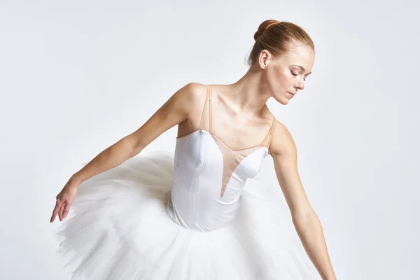 Ballerine dans une danse de tutu blanc réalisée sur un fond clair — Photo