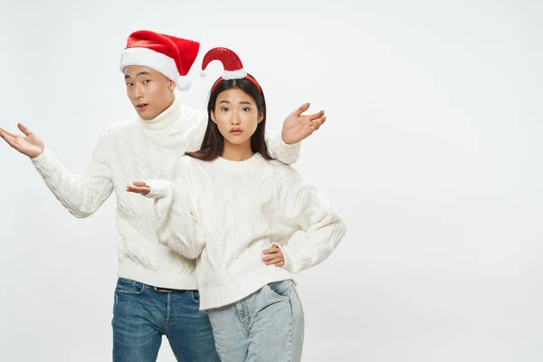Sposi felici in cappelli festivi e Natale — Foto Stock