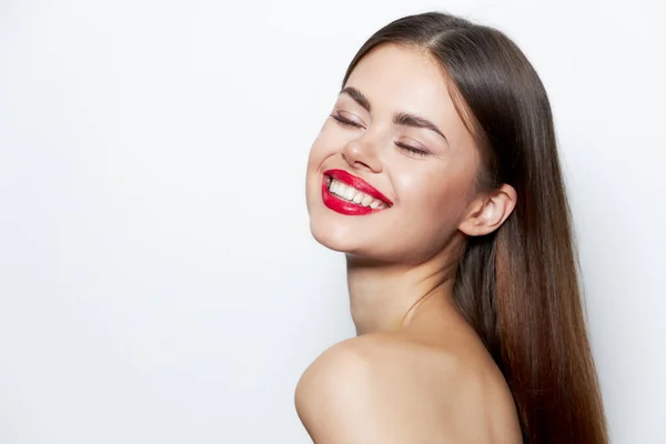 Frauenporträt Nackte Schultern Lächeln geschlossene Augen rote Lippen klare Haut — Stockfoto