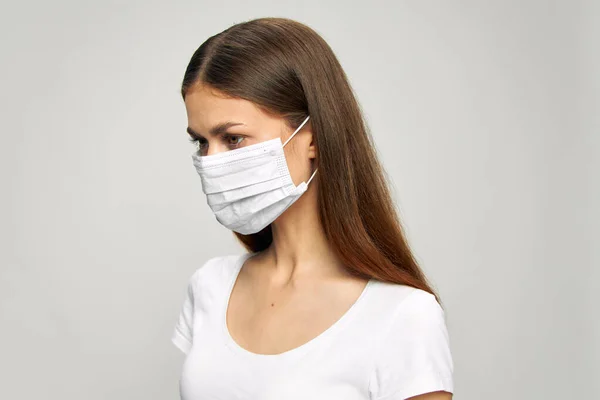 Portret kobiety maska medyczna na twarzy wygląda na boczne bezpieczeństwo — Zdjęcie stockowe
