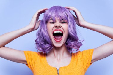 Şık bir model, mor saç partisi olmayan bir yer.