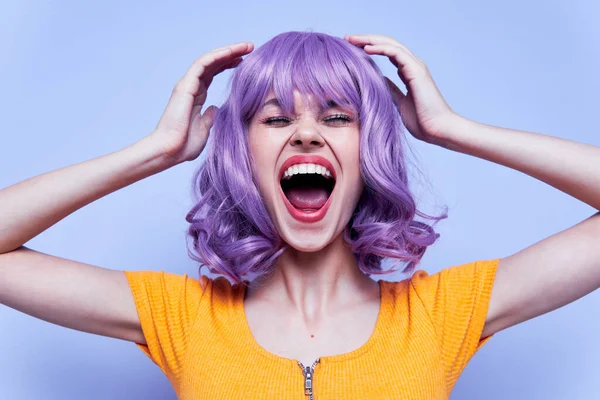 Elegante modelo púrpura fiesta de pelo lugar libre — Foto de Stock