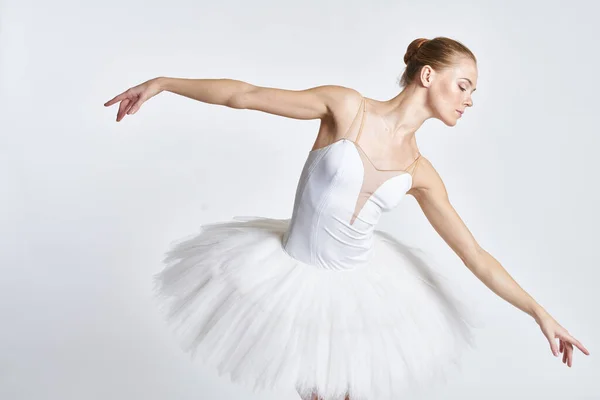 Beyaz etekli bir balerin hafif bir arka planda dans etti. — Stok fotoğraf