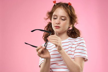 Sevimli kız güneş gözlüğü çizgili tişört yaşam tarzı eğlenceli pembe arka plan