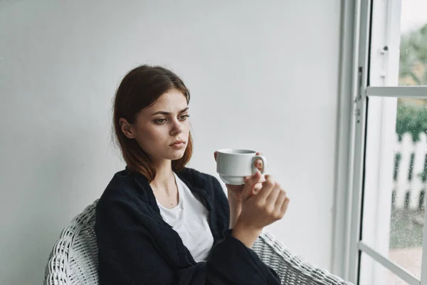 Утренняя женщина чашка кофе кресло окно красивая модель — стоковое фото