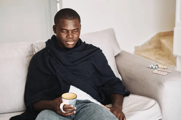 Mann zu Hause auf der Couch heilt Erkältung — Stockfoto