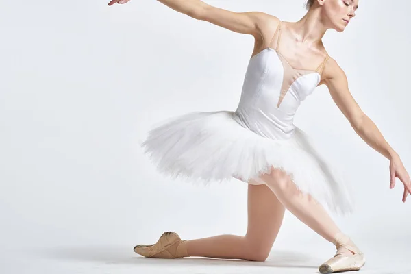 하얀 투 투 댄스를 추고 있는 발레리나의 가벼운 배경에서 공연하는 모습 — 스톡 사진