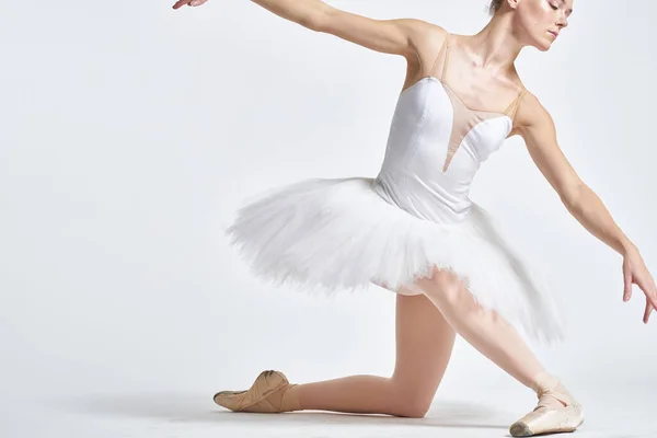 Bailarina em uma dança de tutu branco realizada em um fundo leve — Fotografia de Stock