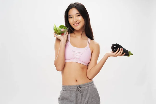 Mujer con verduras y pantalones grises top tanque rosa —  Fotos de Stock