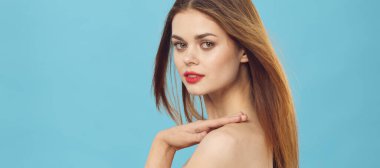 Avrupa görünümlü güzel bir kadın kameraya bakar. 