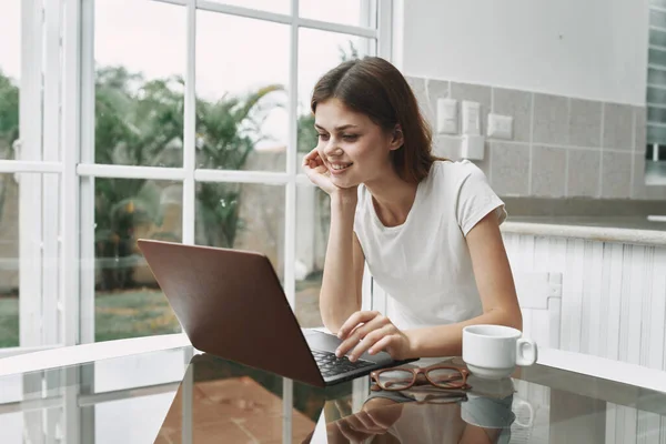 Mulher à mesa na frente do laptop casa comunicação interior — Fotografia de Stock