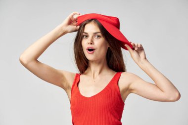 Ağzı açık duygusal bir kadın. Kırmızı şapkalı. 