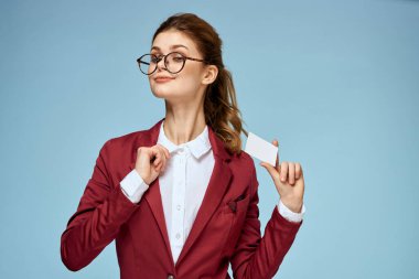 İş kadını kırmızı ceket iş kartı resmi gözlük mavi arkaplan